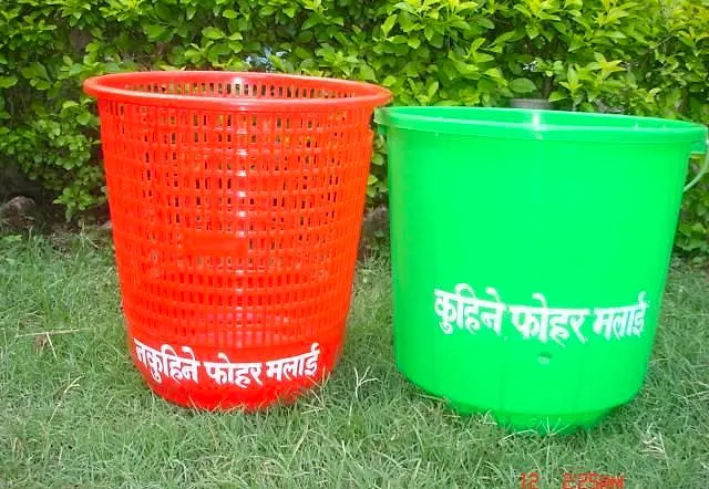 A red bucket for waste that does not rot and a green one for waste that rots
